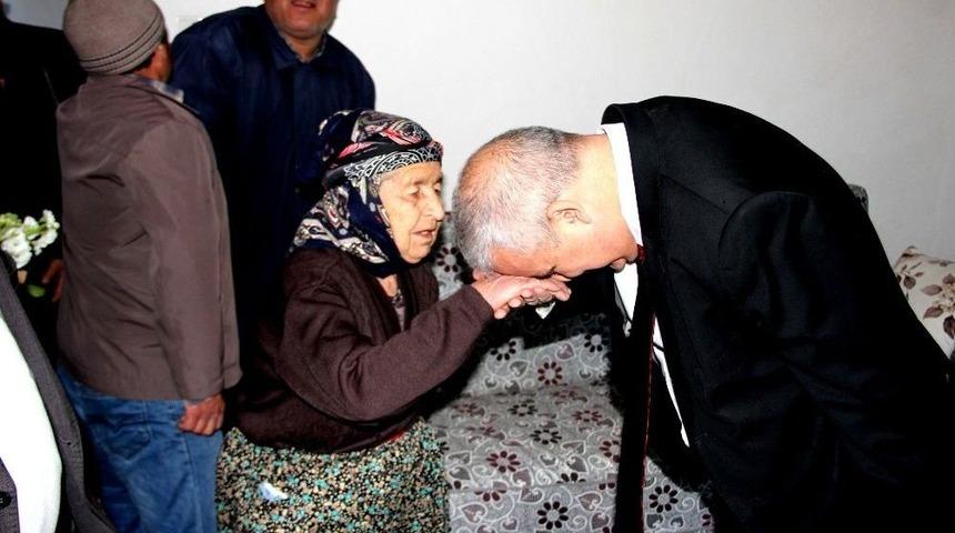 Manisa Valisi G&uuml;ven&ccedil;er Şehit Annelerini Ziyaret Etti