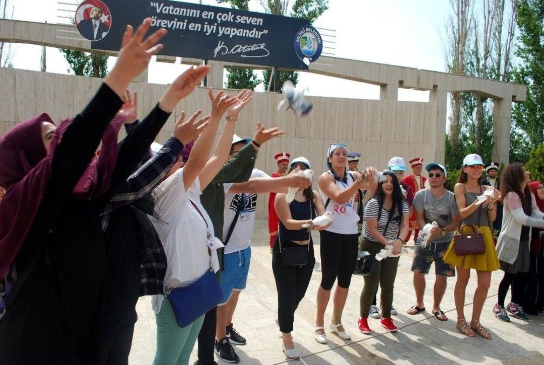 Yabancı &Ouml;ğrenciler Ayrımcılığa Karşı Y&uuml;r&uuml;y&uuml;p, G&uuml;vercin U&ccedil;urdular