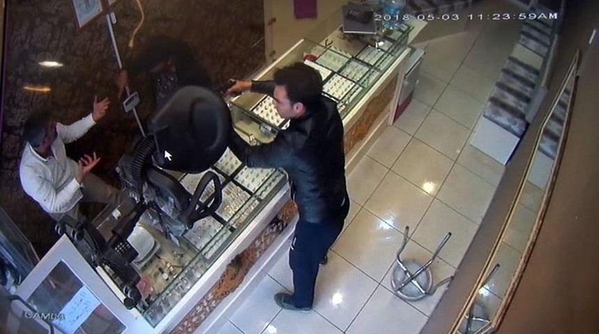 Arnavutk&ouml;y&rsquo;deki Silahlı Kuyumcu Soygunu Kamerada