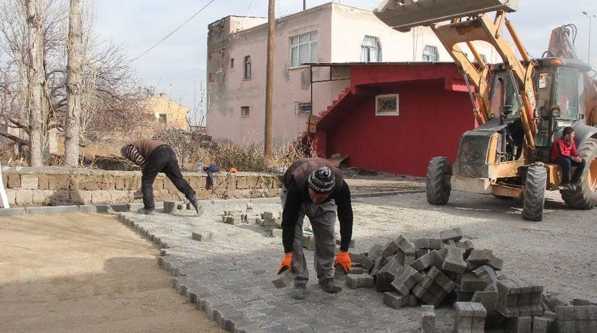 İncesu Belediye Başkanı Zekeriya Karayol Parke &Ccedil;alışmalarını Yerinde İnceledi