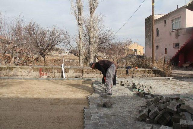 İncesu Belediye Başkanı Zekeriya Karayol Parke &Ccedil;alışmalarını Yerinde İnceledi 1