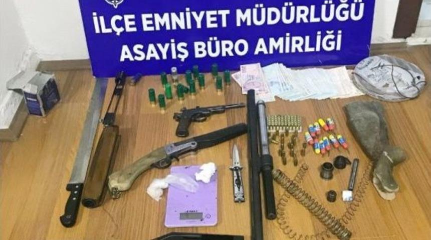 Polisin Durduğu Ara&ccedil;ta Uyuşturucu Ve Silah Ele Ge&ccedil;irildi