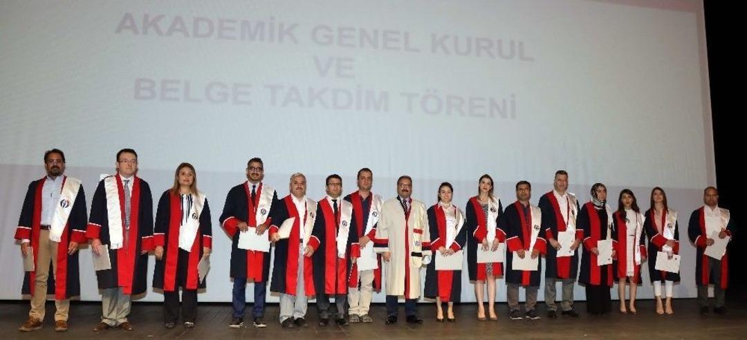 Ga&uuml;n&rsquo;de 113 Akademisyene Belgeleri T&ouml;renle Verildi