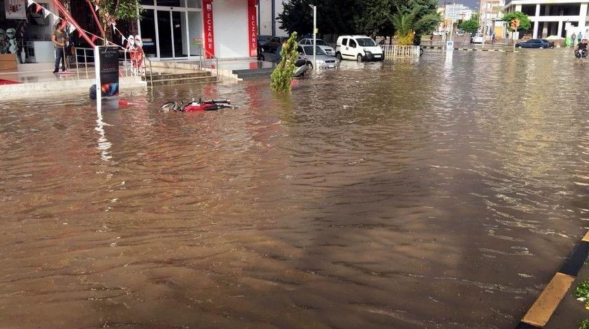Kilis&rsquo;te Sağanak Yağış Ve Dolu Hayatı Olumsuz Etkiledi