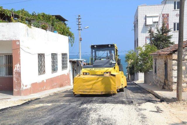 Erdemli’de Asfalt Çalışmaları Sürüyor