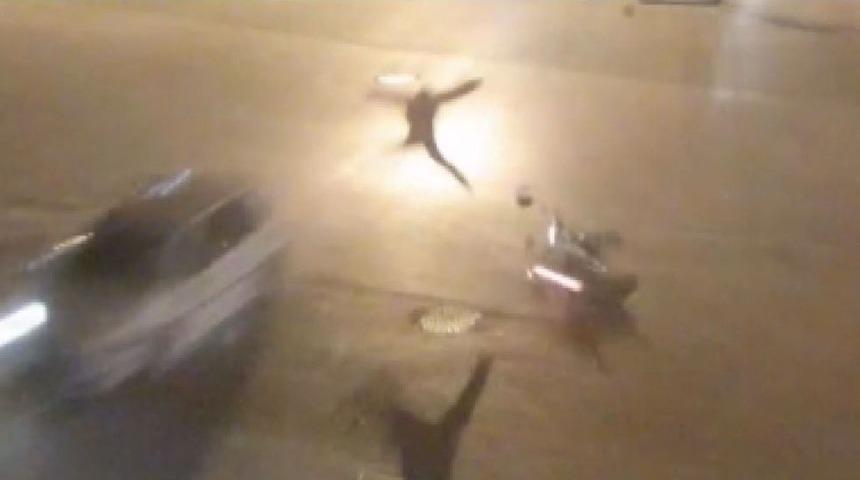 Otomobille &Ccedil;arpışan Motosikletli Havada Taklalar Atarak Yere D&uuml;şt&uuml;