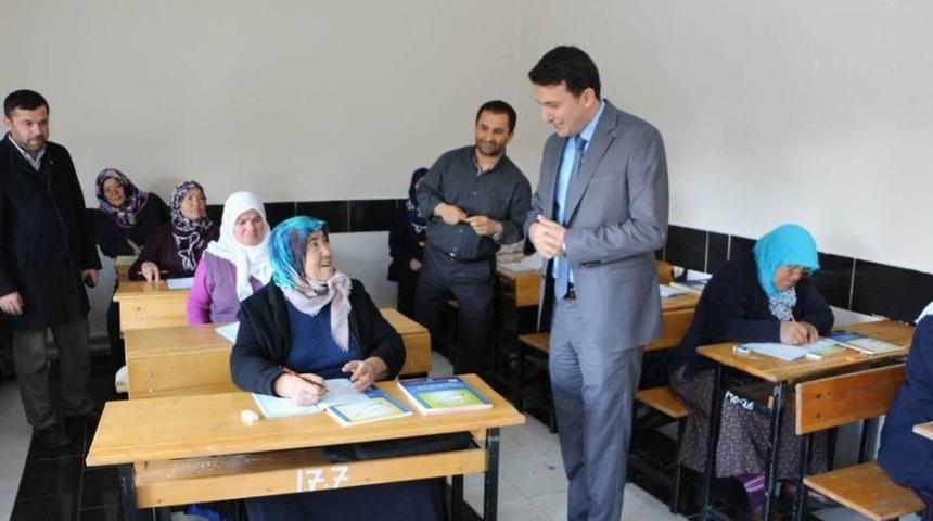 Kaymakam Temurci, Okuma Yazma Kursunu Ziyaret Etti