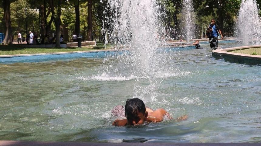 Hava Sıcaklığından Bunalan &Ccedil;ocuklar S&uuml;s Havuzunda Serinliyor