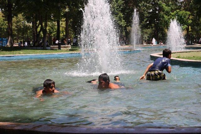 Hava Sıcaklığından Bunalan Çocuklar Süs Havuzunda Serinliyor