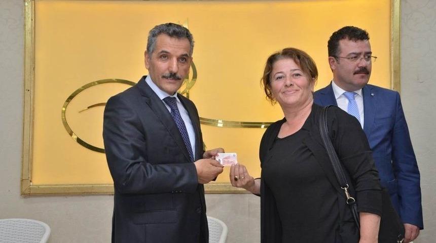 Vali Kaymak, Atakumlu Muhtarlara Kimlik Kartlarını Dağıttı