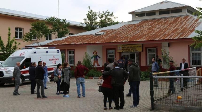 Okuldaki Koku &Uuml;zerine Ekipler &Ouml;l&ccedil;&uuml;m Yaptı