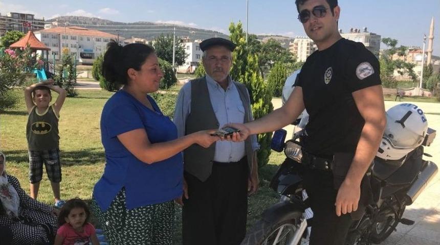 Parkta Bulduğu Parayı Polise Teslim Etti