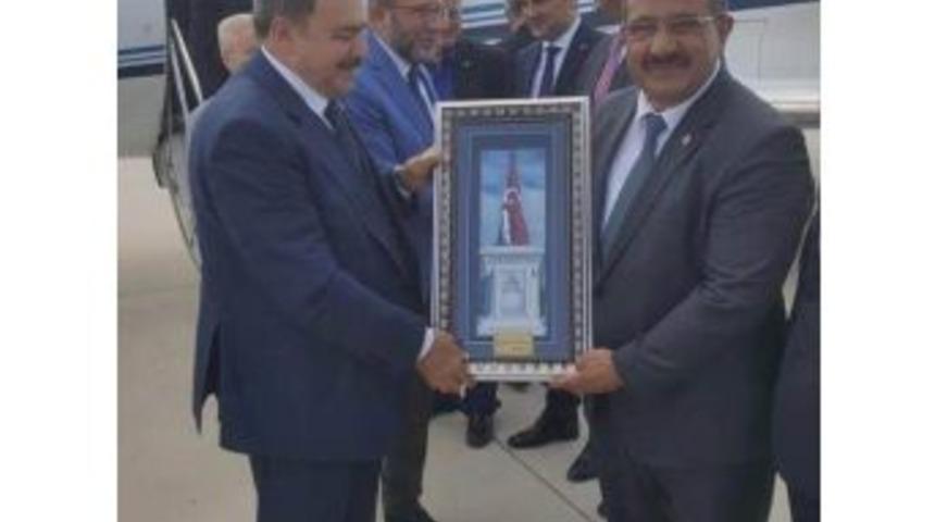 Başkan Karabulut&rsquo;tan Bakan Eroğlu&rsquo;na Şehit Sancaktar Anıtı&rsquo;nı Simgeleyen El Yapımı Tablo