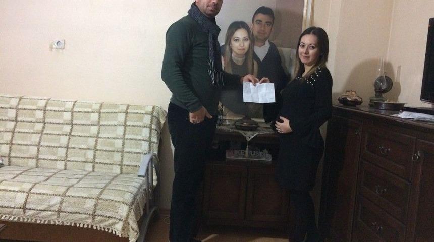 Eşine &Ccedil;i&ccedil;ek Yerine Şehit Ailelerine Bağışta Bulunduğu Makbuzu Hediye Etti