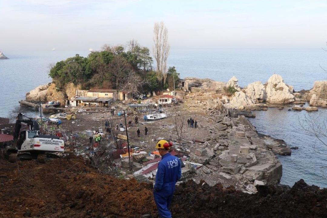 Zonguldak&rsquo;ta Kıyı Kenar &Ccedil;izgisindeki Yapıların Yıkımına Başlandı
