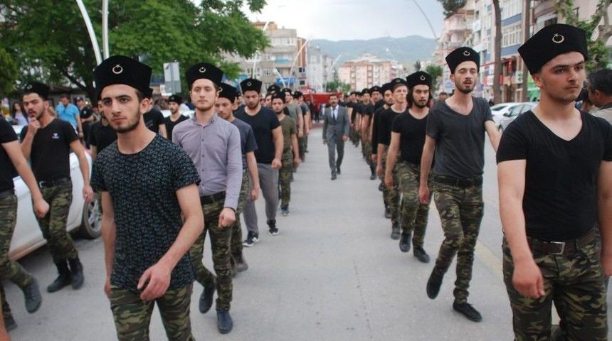 Kalpak Ve Kamuflaj Giyerek Y&uuml;r&uuml;d&uuml;ler