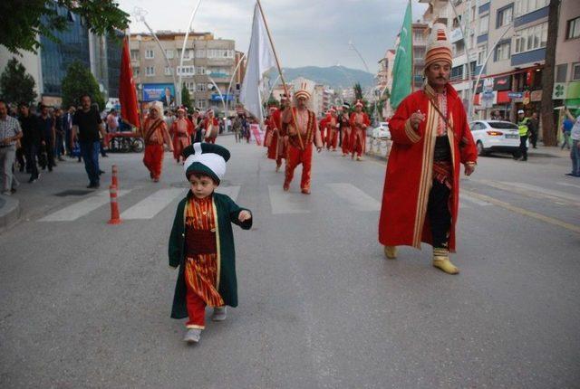 Kalpak Ve Kamuflaj Giyerek Yürüdüler