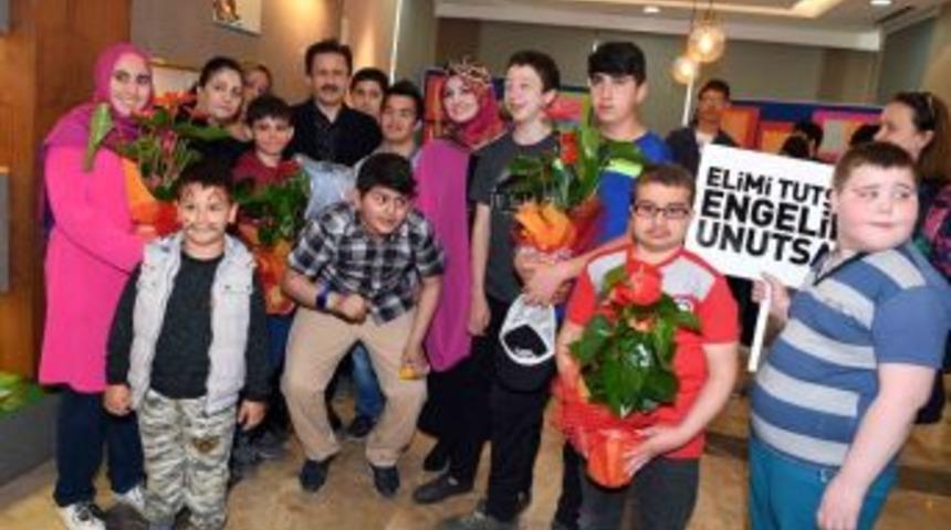 Tuzla&rsquo;nın &Ouml;zel &Ccedil;ocukları, Engelliler Haftası&rsquo;nda Resim Sergisi A&ccedil;tı