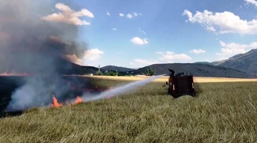 Kahramanmaraş&rsquo;ta 30 Dekarlık Arpa Tarlası Yanarak K&uuml;l Oldu