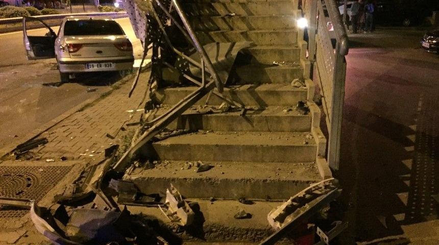 Otomobil &Uuml;st Ge&ccedil;ide &Ccedil;arparak Durabildi: 2 Yaralı