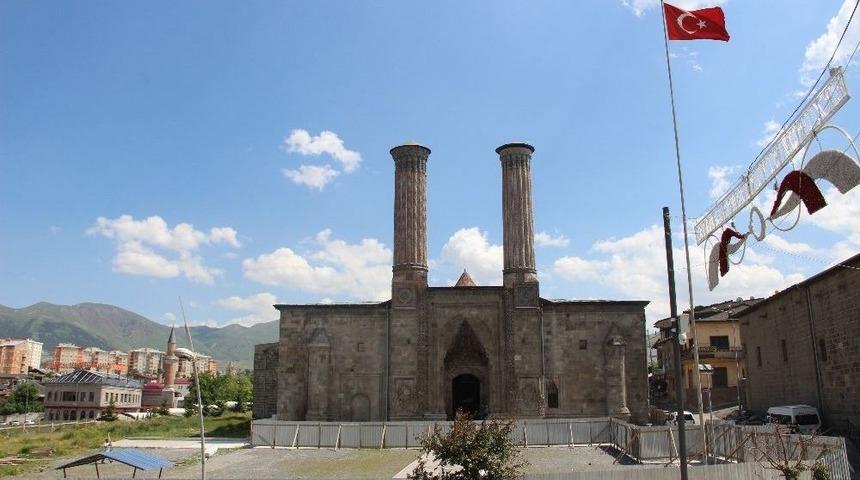 Tarihi &Ccedil;ifte Minareli Medresede &Ccedil;evre D&uuml;zenlenmesi