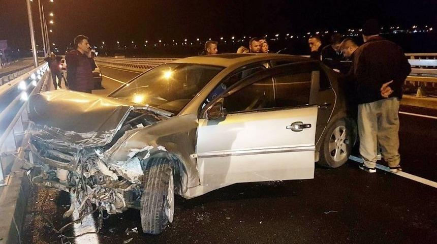 Bariyerlere &Ccedil;arpan Otomobilin S&uuml;r&uuml;c&uuml;s&uuml; Ara&ccedil; İ&ccedil;inde Sıkıştı