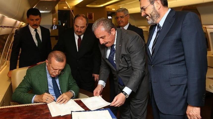 Cumhurbaşkanı Erdoğan, G&uuml;ney Kore D&ouml;n&uuml;ş&uuml; U&ccedil;akta Cumhur İttifakı Protokol&uuml;n&uuml; İmzaladı