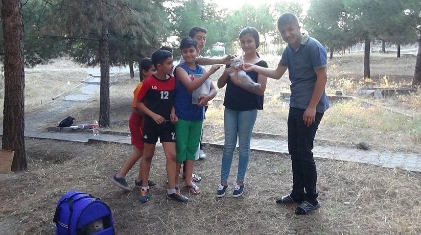 &Ccedil;ocuklar Parka Su Ve Mama Bıraktı