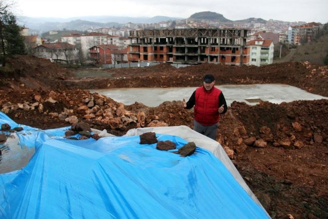 İnşaat Firmasının Mezarlara Kadar Kazı Yapmasına Tepki