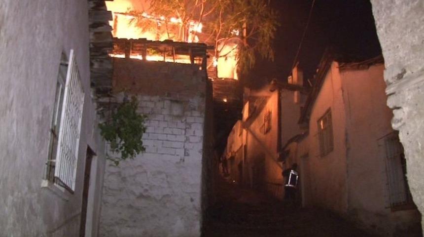 Ankara Kalesi&rsquo;nde B&uuml;y&uuml;k Yangın: 7 Ev K&uuml;le D&ouml;nd&uuml;