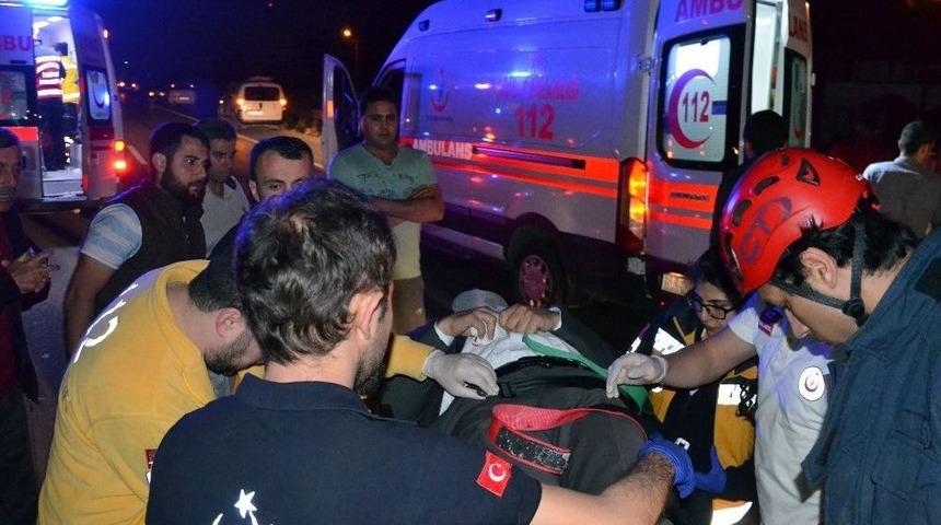 Yolcu Otob&uuml;s&uuml; İle Otomobil &Ccedil;arpıştı: 3 Yaralı