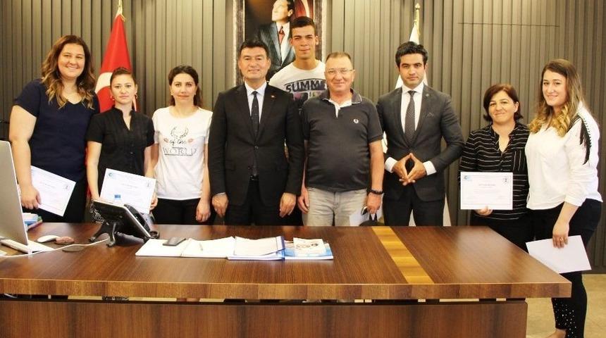 Girişimciler Sertifikalarını Başkan Akın&rsquo;ın Elinden Aldı