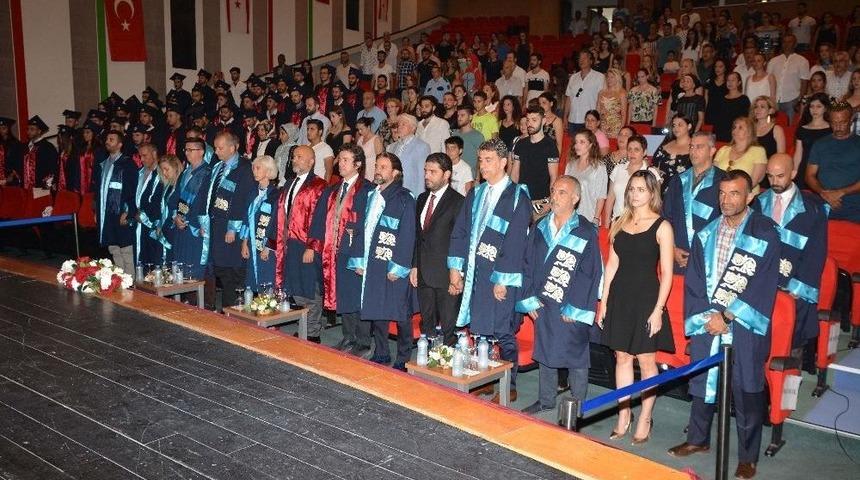 Yakın Doğu &Uuml;niversitesi Spor Bilimleri Fak&uuml;ltesi Mezunlarını Verdi