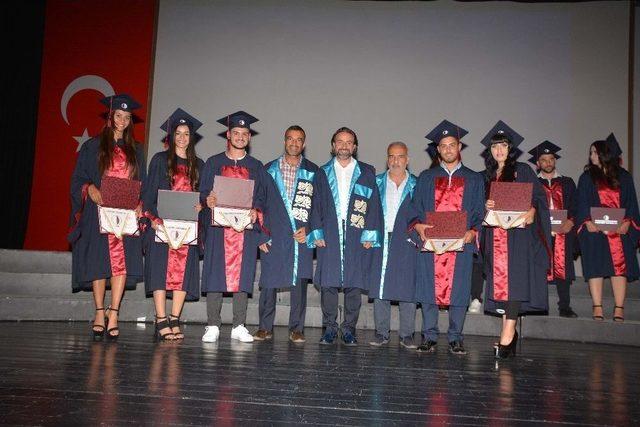 Yakın Doğu Üniversitesi Spor Bilimleri Fakültesi Mezunlarını Verdi