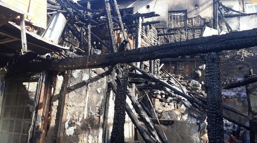 Tarihi Mahalledeki Yangının Bilan&ccedil;osu G&uuml;n Ağarınca Ortaya &Ccedil;ıktı