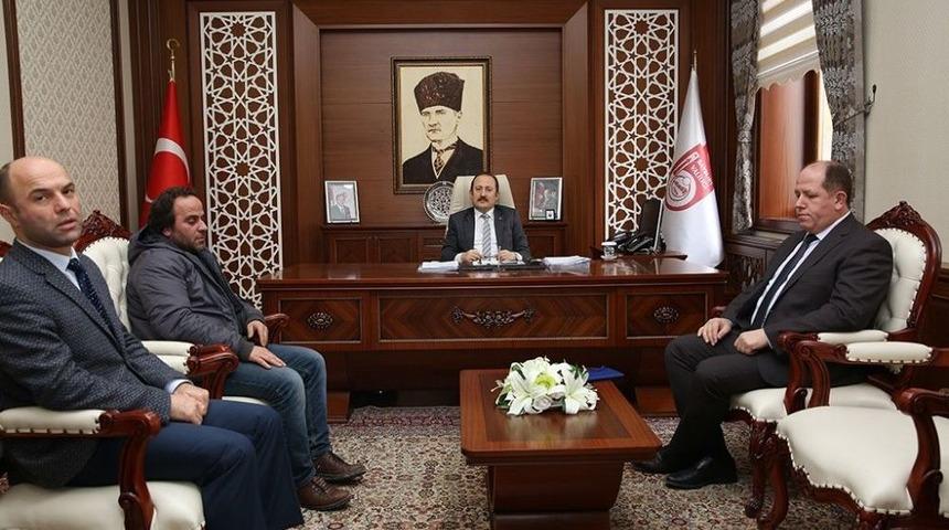 Vali Pehlivan&rsquo;dan Mehmet&ccedil;ik İ&ccedil;in Danalarını Bağışlayan Recep Ali Yaya&rsquo;ya Teşekk&uuml;r Plaketi