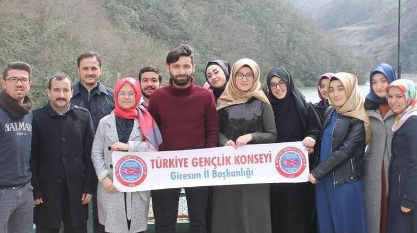 Geleceğe Sarıldılar