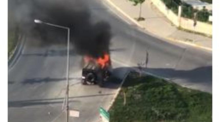 Halkalı&rsquo;da Seyir Halindeki Bir Ara&ccedil; Alev Alev Yandı