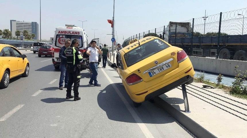 (&ouml;zel) Direksiyon Başında Uyuşturucu Kullanan Taksi S&uuml;r&uuml;c&uuml;s&uuml; Trafiği Birbirine Kattı