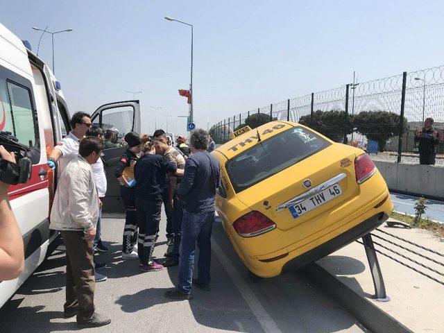 (özel) Direksiyon Başında Uyuşturucu Kullanan Taksi Sürücüsü Trafiği Birbirine Kattı