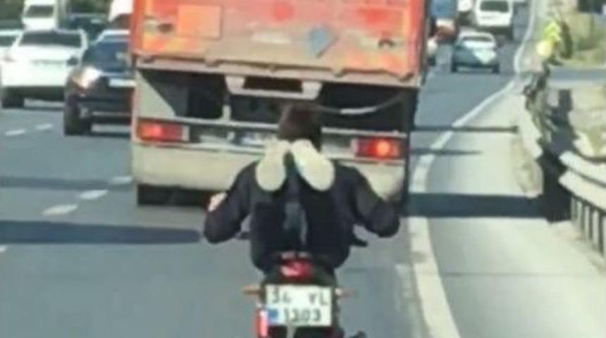 Motosikletin &Uuml;zerine Yatarak İlerleyen S&uuml;r&uuml;c&uuml; Kamerada