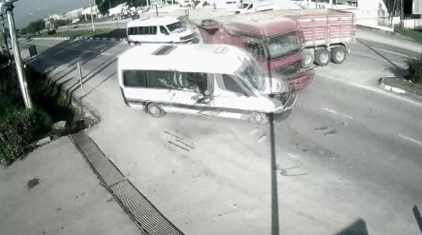 Minib&uuml;s Tıra B&ouml;yle &Ccedil;arptı