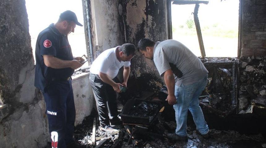 Manavgat&rsquo;ta Ev Yangını Korkuttu