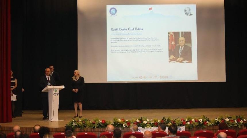 Gazi &Uuml;niversitesinden Başkan Yaşar&rsquo;a &Ouml;d&uuml;l