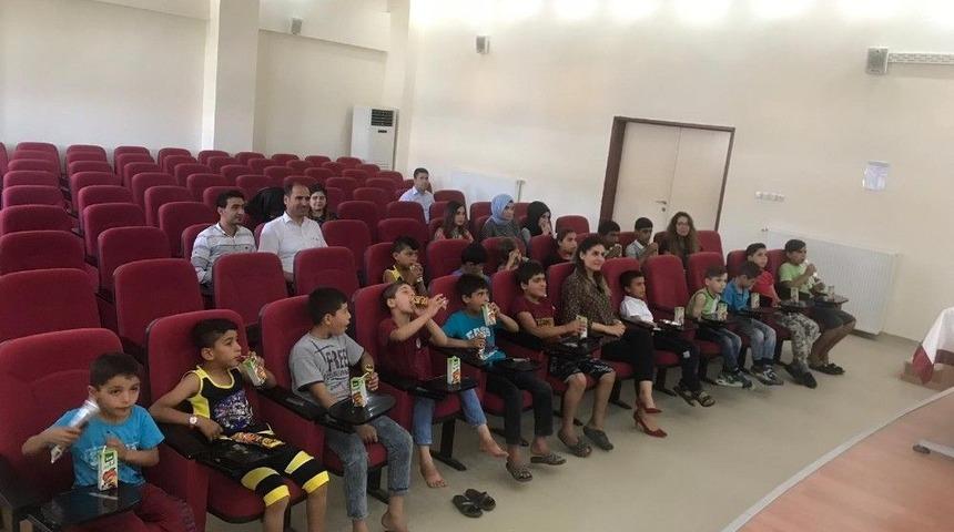 Sokakta Dilendirilen &Ccedil;ocuklara &Uuml;cretsiz Sinema