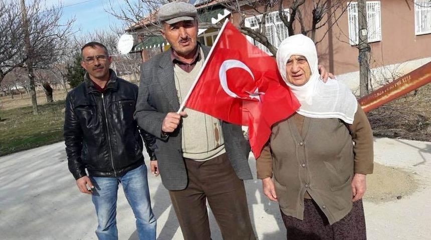 Vatandaşlara T&uuml;rk Bayrağı Dağıtıldı