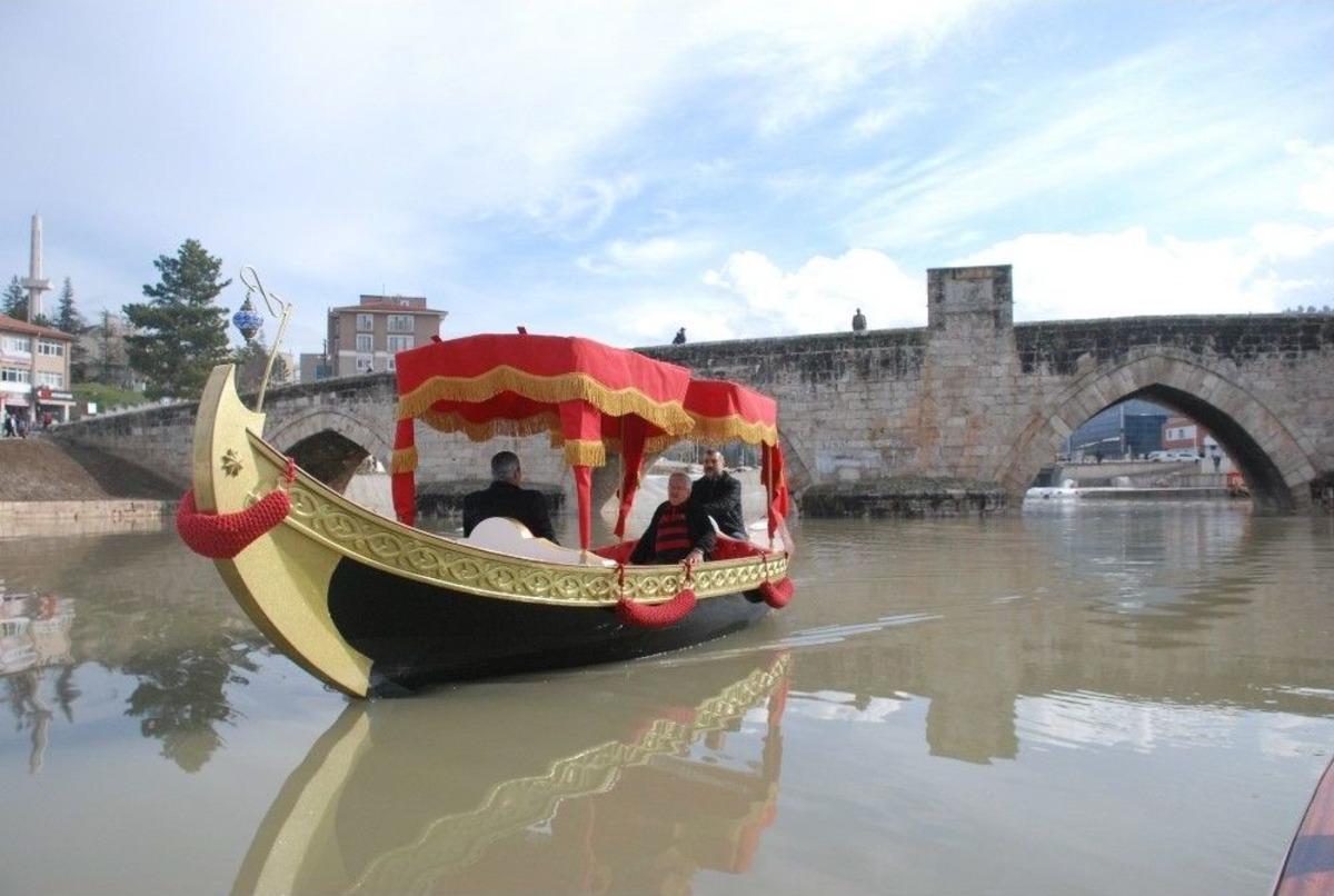 Venedik Gondolu Yerine Osmanlı Kayığı