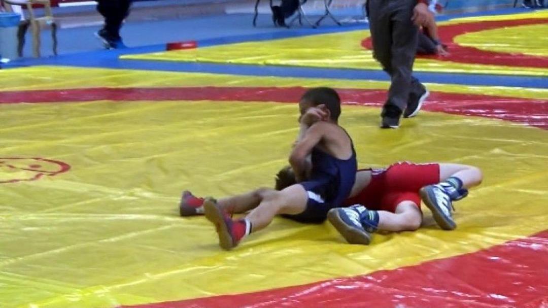 Minik G&uuml;reş&ccedil;i, M&uuml;sabakayı Kaybedince Kendini Yerlere Attı