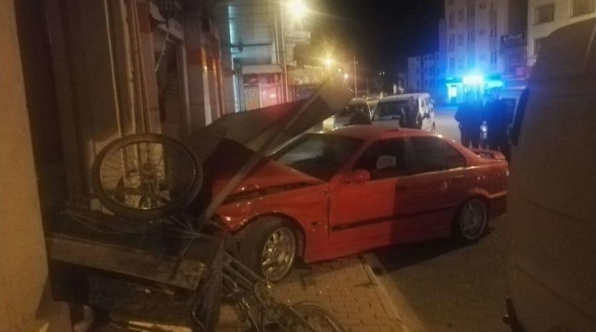 Alkoll&uuml; S&uuml;r&uuml;c&uuml; &Ouml;nce Bisiklete Ardından İş Yerine &Ccedil;arptı