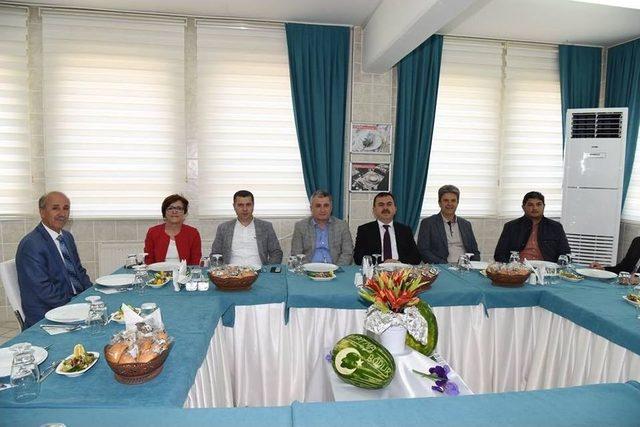 Kaymakam Karataş’tan Hacı Fatma Bodur Mesleki Teknik Anadolu Lisesi Yiyecek İçecek Bölümüne Ziyaret